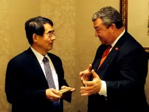 Commerce Secretary Greg Canfield speaks to Chun-Fu Chang, director general of the Bureau of Foreign Trade, Ministry of Economic Affairs, in Taipei, Taiwan on April 10, 2014.