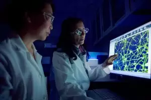 Two drug discovery scientists at work in a Southern Research laboratory. (Image: Southern Research)